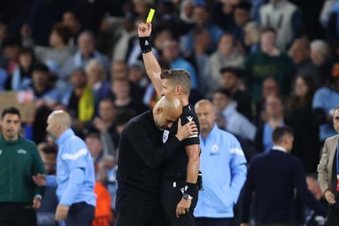 VIDEO: Pep phản ứng lầy lội khi bị trọng tài phạt thẻ vàng